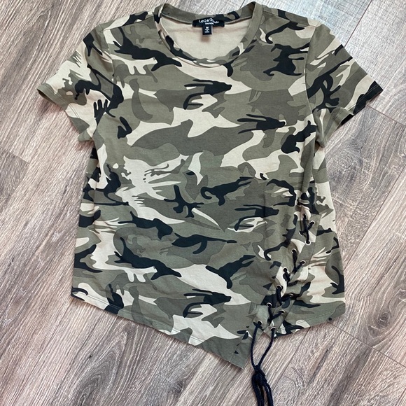 NWOT Camouflage lace up T-shirt Size M - Picture 2 of 7
